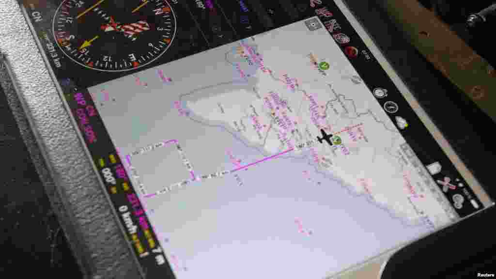 La zone de recherche est visible sur un iPad d'un officier militaire à bord d'un avion, 13 mars 2014. 