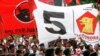 Para pendukung partai Gerindra dan PDI-P di depan kantor KPU di Jakarta, 16 Mei 2009. (REUTERS/Supri)