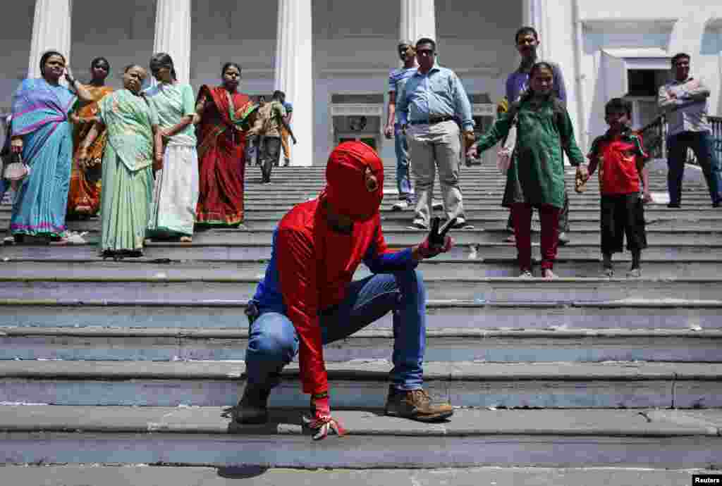 Gaurav Sharma, seorang calon independen yang juga dikenal sebagai Spider Man India, tiba untuk mengajukan pencalonan dirinya dalam pemilihan umum mendatang di Mumbai. India akan mengadakan pemilihan umum dalam sembilan tahap antara 7 April dan 12 Mei. 
