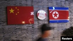 중국 저장성 닝보에서 북한이 운영하는 식당에 두 나라 국기가 걸려있다. (자료사진)