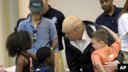Shugaba Amurka yana tattaunawa da wasu yara a birnin Houston na jihar Texas, yayin ziyarar da ya kai ta biyu don ganawa da wadanda guguwar Harvey ta shafa. Ranar 2 ga watan Satumbar 2017.