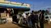 Des clients font la queue pour acheter du pain dans une boulangerie à Khartoum, au Soudan, en février. 19, 2020.