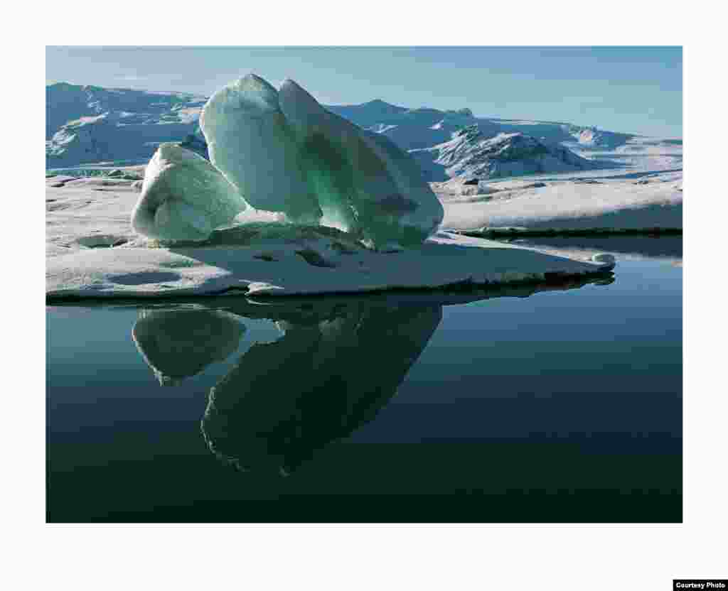 Danau Jökulsárlón berkilauan dengan pantulan gunung es yang luar biasa. (Feo Pitcairn Fine Art)