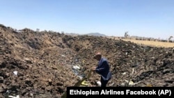 Гендиректор компанії Ethiopian Airlines дивиться на уламки літака, який розбився 10 березня. Фото зі сторінки авіакомпанії у Фейсбуці