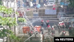 Fuerzas de seguridad se enfrentan a manifestantes en Rangún, Myanmar, el 4 de marzo de 2021. Foto de "Myanmar Now" distribuida por Reuters.