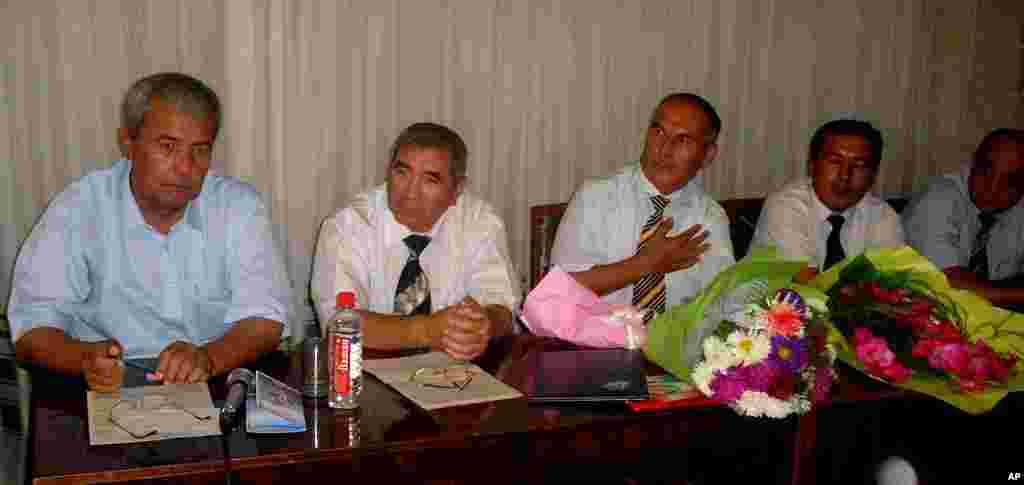 Jurnalist Hakimjon Zokirov mehmonlardan tabrik qabul qilmoqda