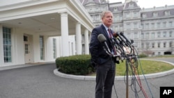 Senator Lindsey Graham berbicara dengan para wartawan di luar Gedung Putih di Washington, setelah pertemuan dengan Presiden Donald Trump, 30 Desember 2018.