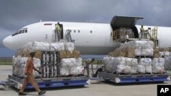 Desembarque de toneladas de ajuda alimentar à carenciados Somalis
