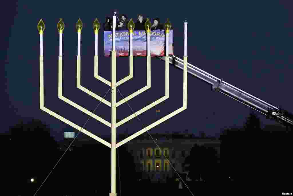 Rabbi Levi Shemtov (kedua dari kiri), menyalakan lampu peringatan hari raya Yahudi 'Hanukkah' Menorah di lapangan Ellipse, depan Gedung Putih, di Washington DC. .