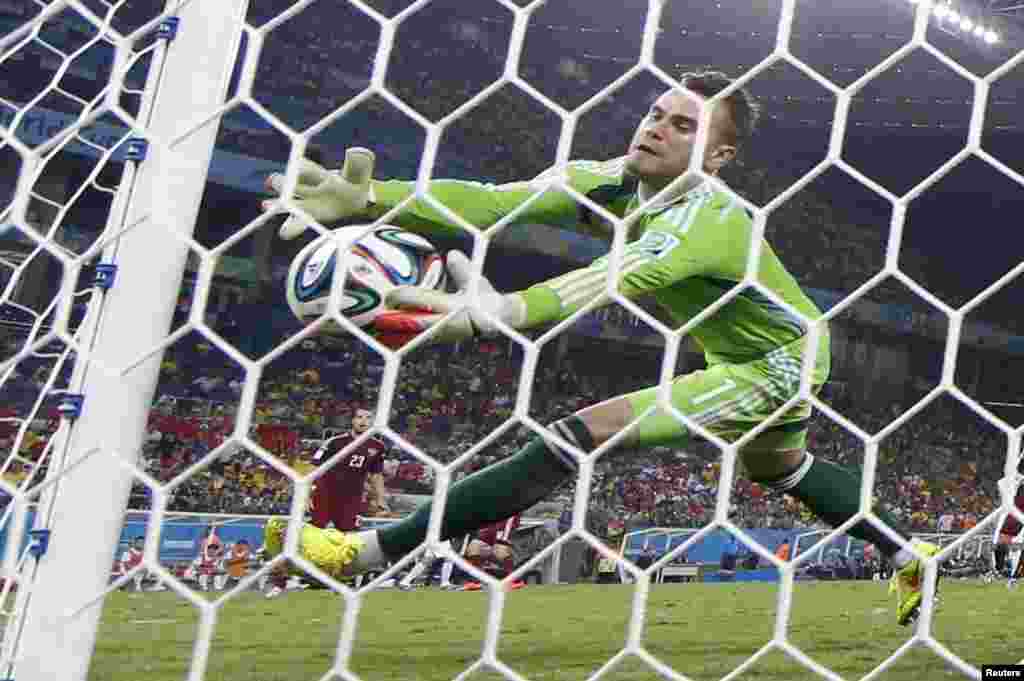 Russia's Igor Akinfeev fumbles the ball to concede a goal to South Korea's Lee Keun-ho during their 2014 World Cup Group H soccer match at the Pantanal arena, in Cuiaba, June 17, 2014.