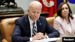 U.S. President Joe Biden and ‪Vice President Kamala Harris‬ meet on infrastructure with a bipartisan group of U.S. state governors and mayors at the White House in Washington, July 14, 2021. 
