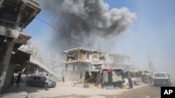 El humo se eleva tras los bombardeos israelíes en Khan Younis, Franja de Gaza, el 22 de julio de 2024.