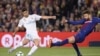 Marco Asensio rivalise avec Gerard Pique, lors du match de football entre Barcelone et le Real Madrid, Espagne, le 6 mai 2018.
