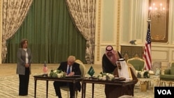 Rais Trump na Mfalme Salman wakisaini mkataba wa ulinzi.