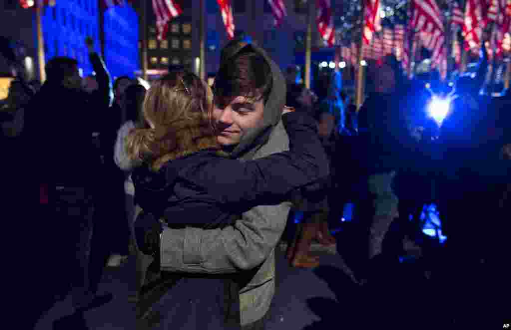 Ryan Charchian, 18, dari New York, memeluk Allie Rapa, 19, dari New York dalam perayaan kemenangan Barack Obama di kota tersebut (7/11). (AP/Craig Ruttle)