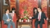 日本副首相麻生太郎(左)同中國副總理張高麗2015年6月5日在北京