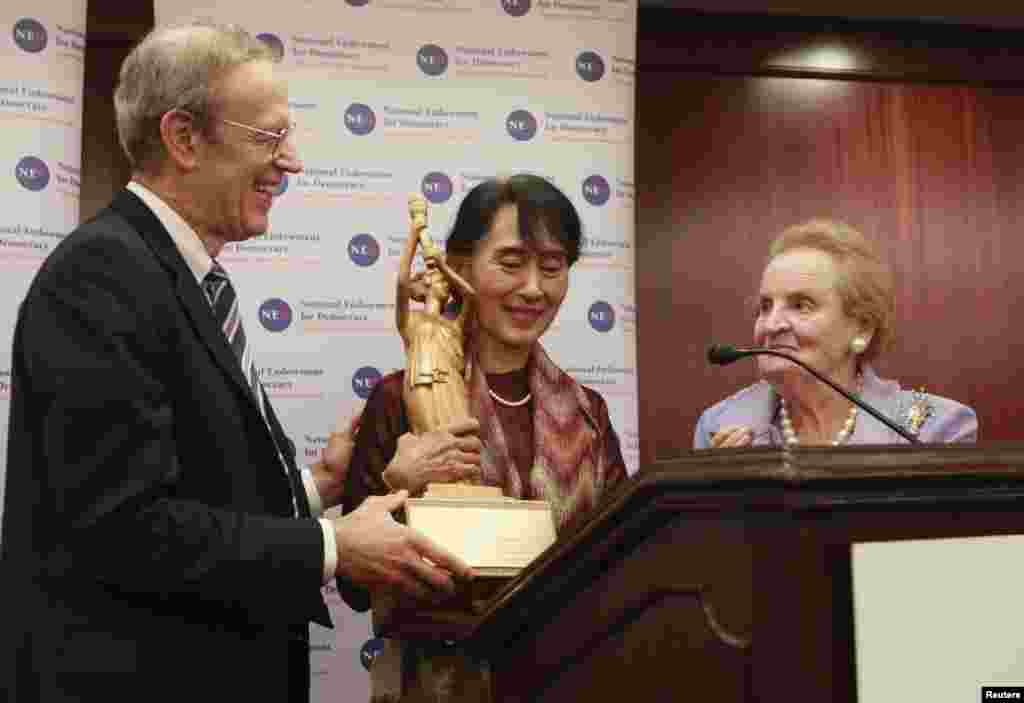 Burma's opposition leader receives the National Endowment for Democracy award from Carl Gershman (L), President of the National Endowment for Democracy, and former Secretary of State Madeleine Albright during a ceremony in Washington, September 20, 2012.