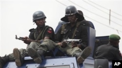 'Yan sandan "mobile" na Najeriya su na sintiri a titunan Kaduna lokacin zaben gwamna. Ana zargin daya daga cikin irin wadannan 'yan sandan kwantar da tarzoma da laifin bindige wata yarinya mai shekaru 13 da haihuwa har lahira a Maidugurin Jihar Borno yau 