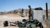 Tentara Israel tampak beristirahat di dekat gerbang di wilayah Dataran Tinggi Golan yang berlokasi di dekat perbatasan Israel dan Suriah, pada 3 Agustus 2020. (Foto: Reuters/Ronen Zvulun)