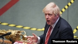 ARCHIVO - El primer ministro de Inglaterra, Boris Johnson, habla sobre el COVID-19 en la Cámara de los Comunes, en Londres.