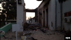 Un folleto distribuido por Médicos sin Fronteras muestra partes destruídas de un hospital en Kunduz, tras el bombardeo el 3 de octubre, de 2015.