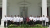 Presiden Joko Widodo dan Wapres Jusuf Kalla berfoto bersama para menteri hasil perombakan kabinet di teras belakang Istana Merdeka, Jakarta (27/7). (VOA/Andylala Waluyo)