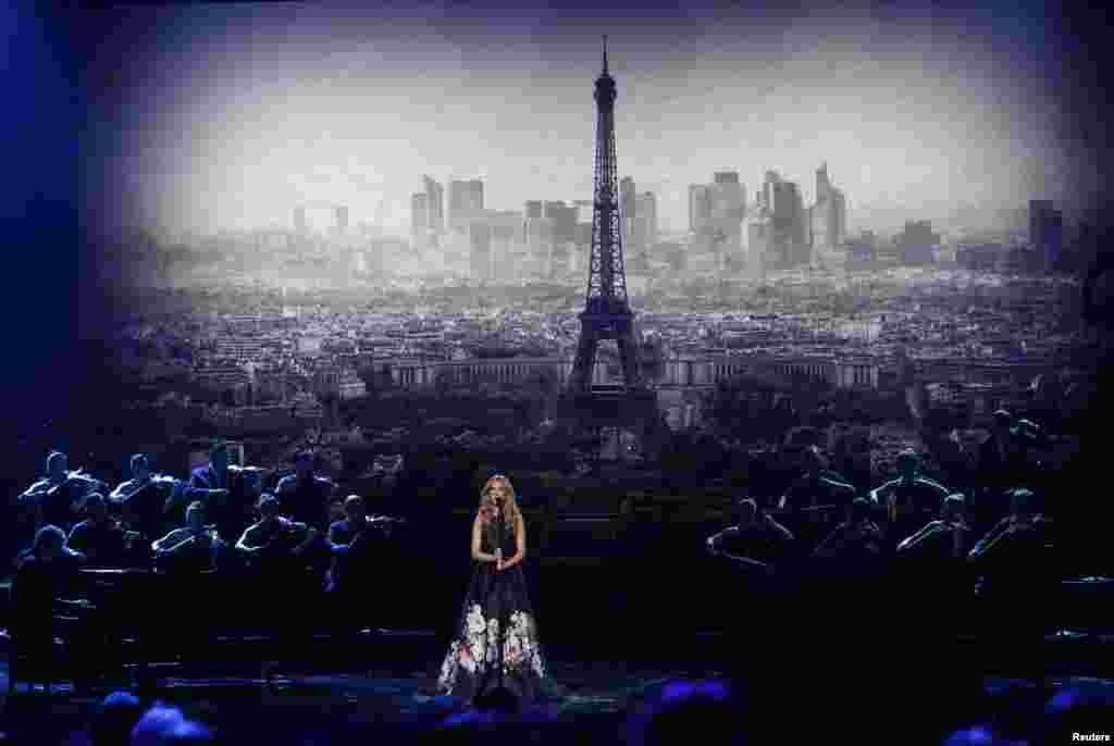2015年11月22日，歌星Celine Dion 在洛杉矶演唱，纪念那些最近在巴黎死于恐怖袭击的人