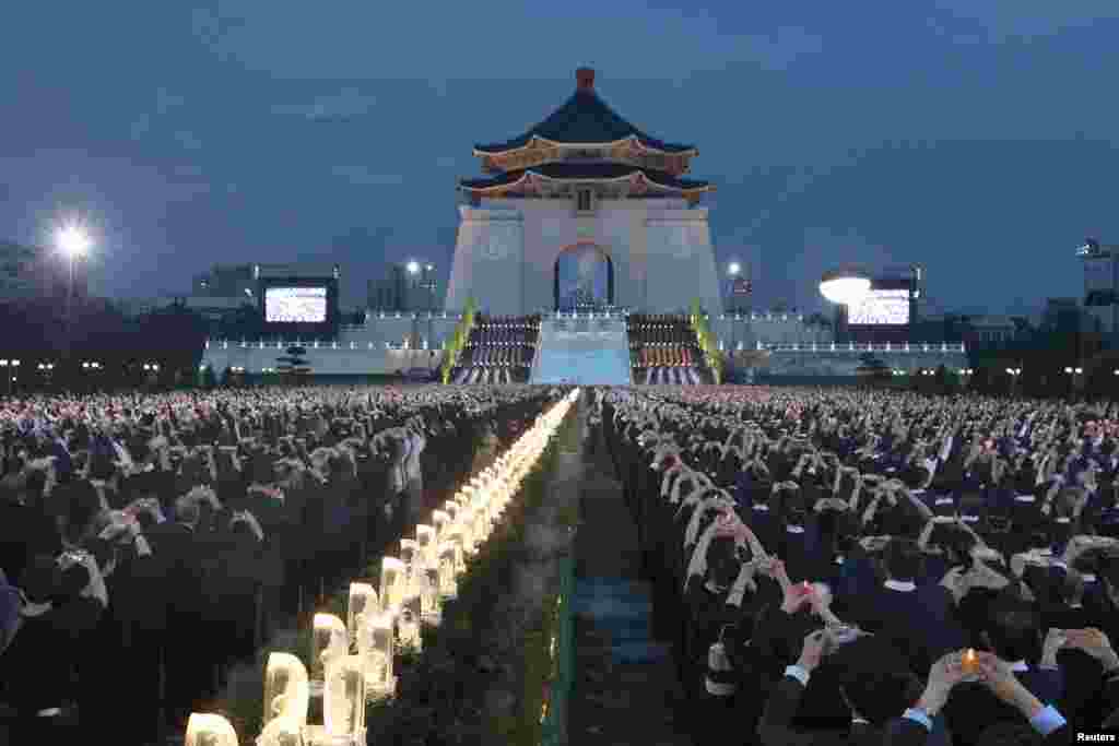 Para warga Buddha berdoa di Tugu Peringatan Chiang Kai-shek di Taipei, Taiwan untuk memperingati hari kelahiran Buddha Gautama.