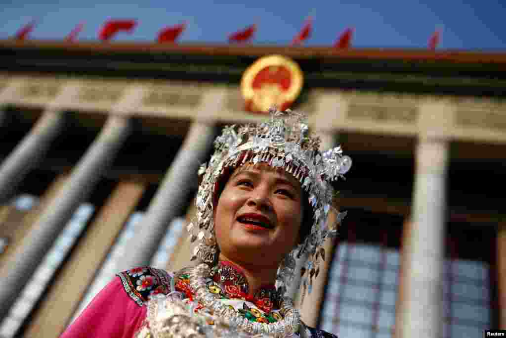 中国共产党第十九次全国代表大会闭幕式之前,一位少数民族代表身穿民族服装在人民大会堂外面留影(2017年10月24日)