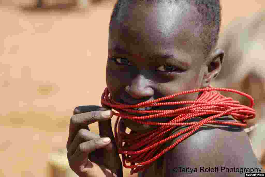 Tonya Roloff meraih juara harapan lewat fotonya "Kenyan Girl", sebuah potret anak perempuan Maasai di wilayah Maparasha, Kenya.
