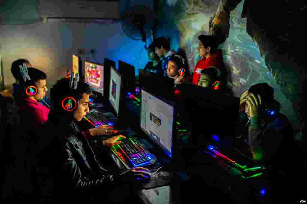 Despite a recent spike in COVID-19 cases, young men crowd into internet cafés in Cairo over the holiday, Jan. 6, 2021. (H. Elrasam/VOA)