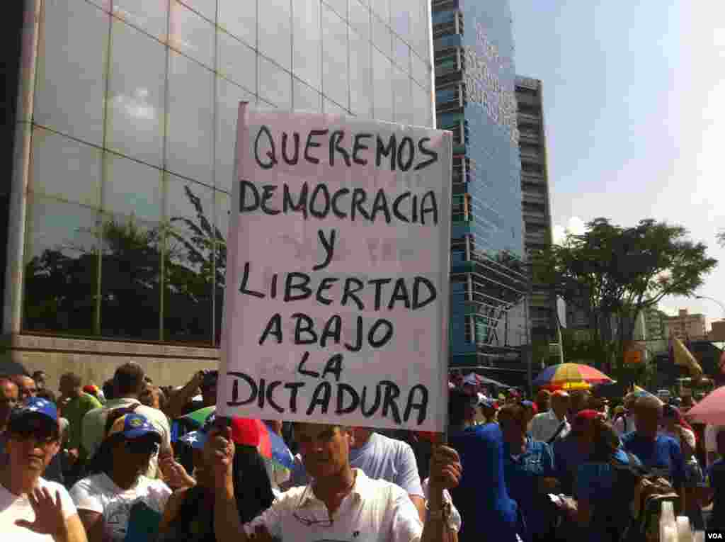 Kelompok oposisi Venezuela melakukan unjuk rasa di Caracas untuk menentang Presiden Nicolas Maduro.