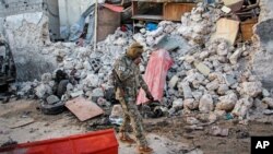 Vojnik hoda pored ruševina nakon napada na Afrik hotel u Mogadišu, Somalija, 1. februara 2021. Al-Šabab preuzeo je odgovornost za taj ubilački udar.