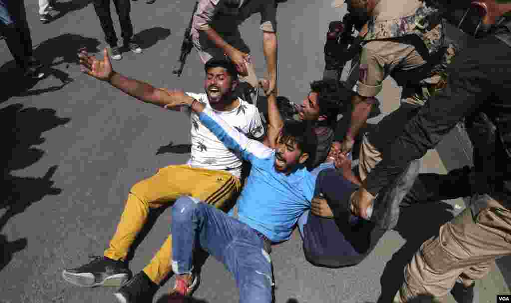 حکام کے مطابق جلوس پر پابندی صرف سرینگر کے لال چوک پر عائد کی گئی تھی۔ 