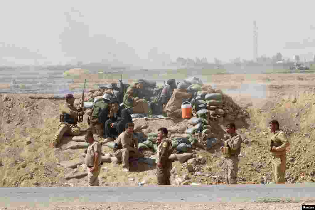 Volunteers with Kurdish peshmerga forces clash with Islamic State militants in the town of Daquq, south of Kirkuk, Sept. 30, 2014.