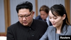 ARCHIVO - El líder norcoreano Kim Jong Un y su hermana Kim Yo Jong asisten a una reunión con el presidente surcoreano Moon Jae-in en la Casa de la Paz en la aldea de la tregua de Panmunjom, el 27 de abril de 2018.