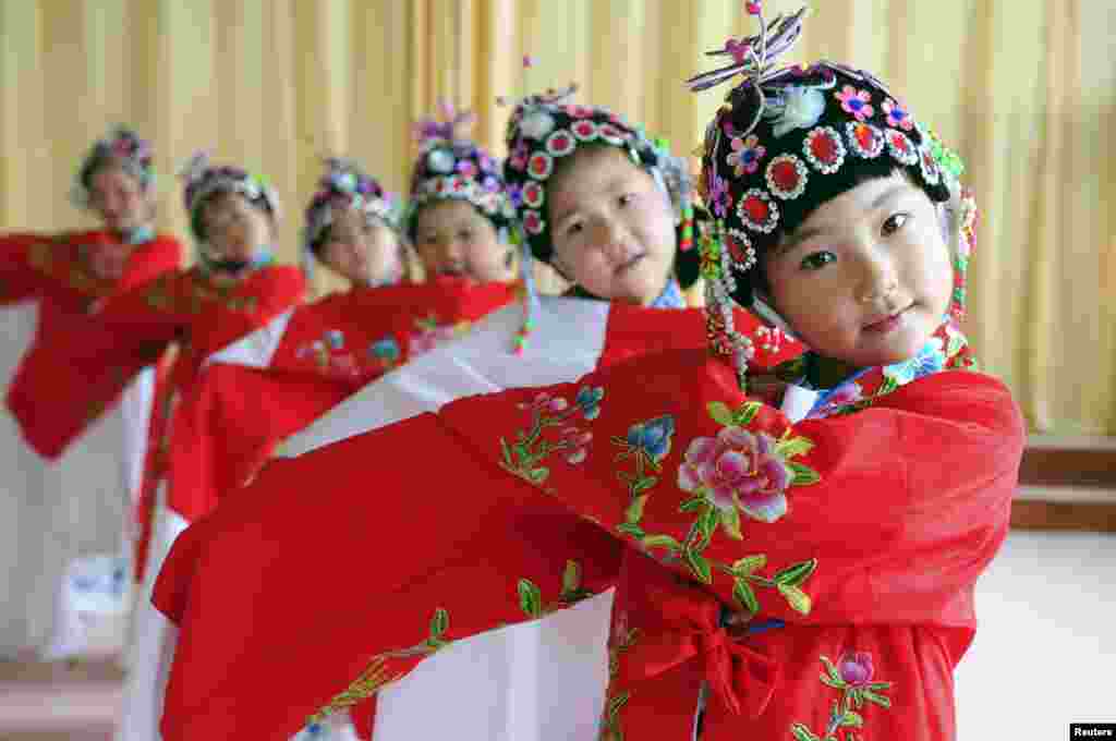 Murid-murid TK berlatih dalam kelas Opera Peking di Liaocheng, Provinsi Shandong, China.