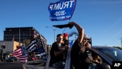Pristalice Donalda Trumpa tokom organizovanog karavana u subotu, 29. avgusta 2020 u Klakamasu, Oregon, na putu ka Portlandu. (AP Photo/Paula Bronstein )