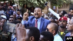 Jawar Mohammed, au centre, s'adresse à des supporters devant son domicile à Addis-Abeba, le 24 octobre 2019. (Photo AFP)