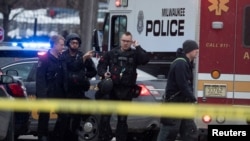 Polisi dan petugas gawat darurat di lokasi penembakan massal di pabrik bir Molson Coors di Milwaukee, Wisconsin, 26 Februari 2020. (Foto: USA Today via Reuters)