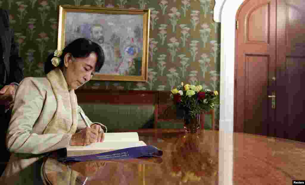 Bà Aung San Suu Kyi ký sách tại Viện Nobel sau khi gặp Ủy ban Nobel Na Uy tại Oslo ngày 16 tháng 6 năm 2012