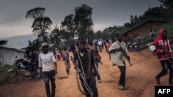 FILE - Wanamgambo, wakidaiwa kuwa na wapiganaji watoto, wenye silaha katika jamii ya Lendu wakilinda mkoa wa Ituri, DRC, Sept. 19, 2020.
