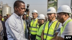 Le président zambien, Edgar Lungu, accueille les travailleurs chinois de l’Aviation Industry Corporation of China (AVIC Intl) à Lusaka, le 15 septembre 2018.