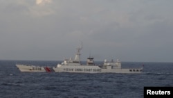中国海岸警卫队船只在靠近争议岛屿附近航行（资料图）