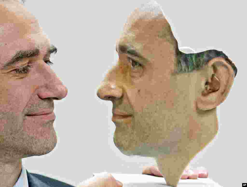 Mario Huettenhofer, Pimpinan perusahaan 3D Fab Jerman, menampilkan wajahnya sendiri dalam bentuk cetak 3D dalam pameran internasional FabCon 3.D dan Rapid.Tech di Erfurt, Jerman. 