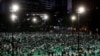2020年6 月 4 日晚上的香港維多利亞公園，抗議者參加六四燭光紀念晚會，紀念 1989 年北京天安門廣場民主抗議鎮壓 31 週年。香港警方以防疫為由拒絕批准支聯會舉辦這個大規模年度紀念晚會。 （路透社資料照片）