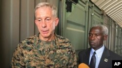 Arhiva - General Tomas D. Valhauzer, levo, komandant američke Afričke komande, u društvu sa Ambasadorom SAD u Senegalu, Tlinabom Muššingijem.