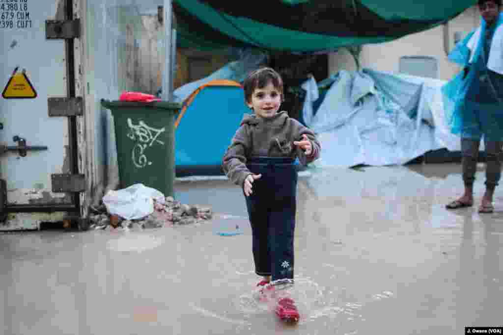 Though Vial hot spot offers accommodation in containers, a recently-arrived Iraqi family had to sleep in tents because of lack of space. Rainfall made conditions even worse.