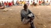 Watu wakisubiri kupokea resheni ya chakula nje ya kambi ya watu waliolazimika kuhama makazi yao baada ya kunusurika wakati kimbunga Idai kilipopiga Msumbiji, April 4, 2019. 