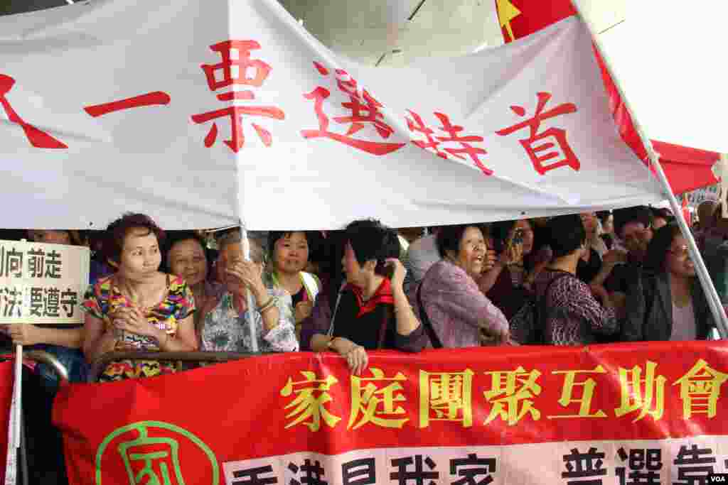 港府公佈政改方案對立團體立法會外衝突(美國之音海彥拍攝)